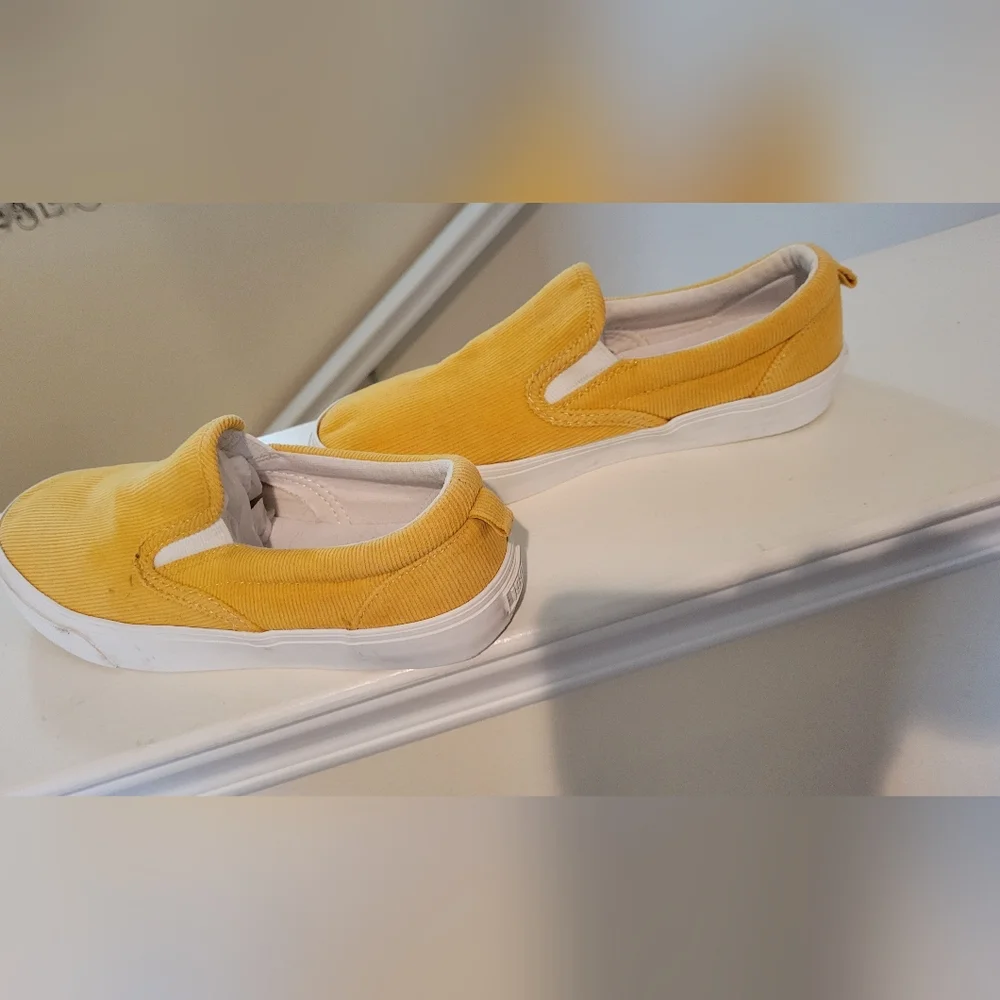 EXCELLENT CONDITION!! OLD NAVY SLIP ON SNEAKERS